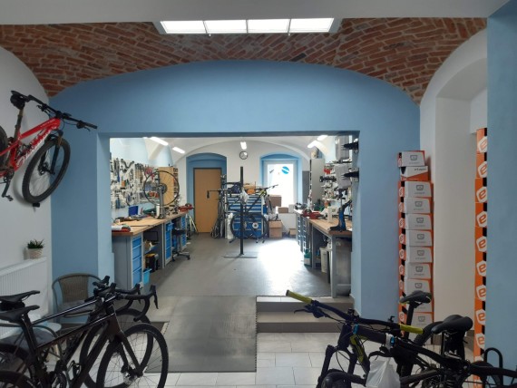 Profesionální servis vidlic, tlumičů, silničních i MTB kol a komponentů všech značek.