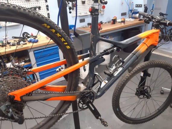 Profesionální servis vidlic, tlumičů, silničních i MTB kol a komponentů všech značek.