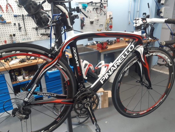 Profesionální servis vidlic, tlumičů, silničních i MTB kol a komponentů všech značek.