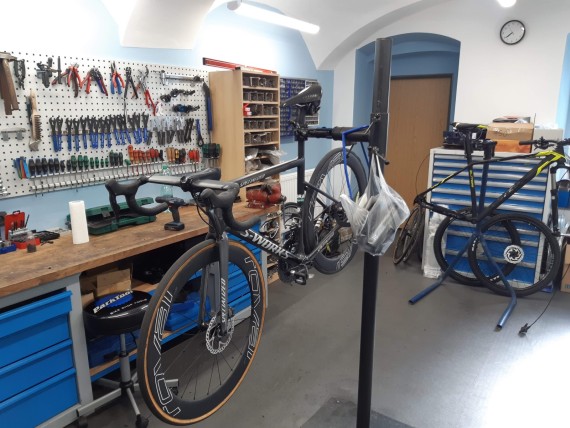 Profesionální servis vidlic, tlumičů, silničních i MTB kol a komponentů všech značek.